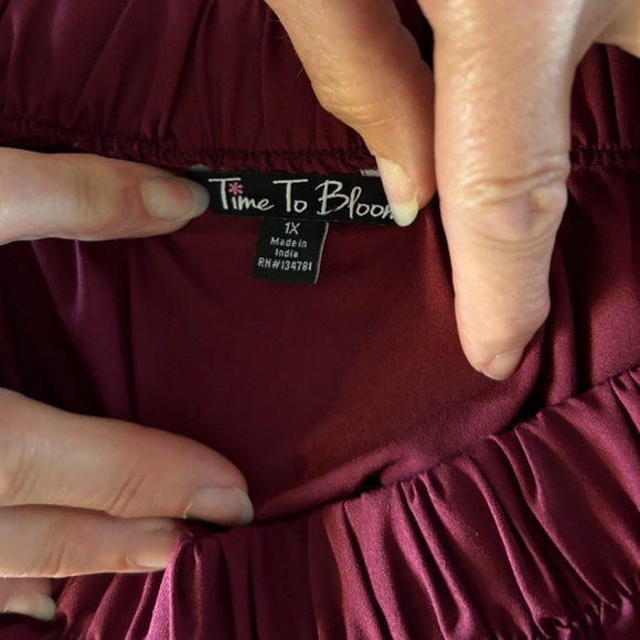 Time to bloom 3/4 sleeve off the shoulder maroon top in a size 1X - Picture 4 of 4